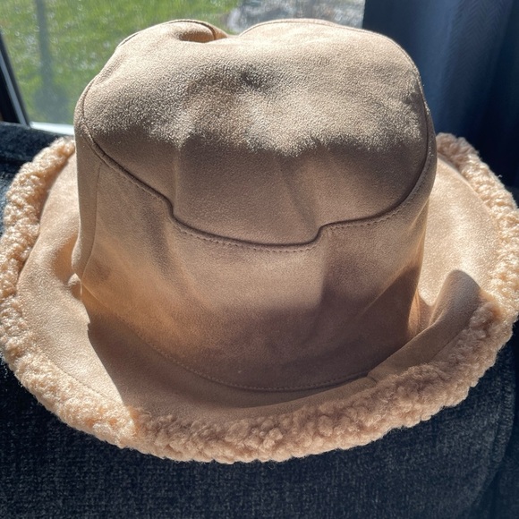 VIRGINIA WOLF Sherpa Reversible Bucket Hat In Tan main image 9
